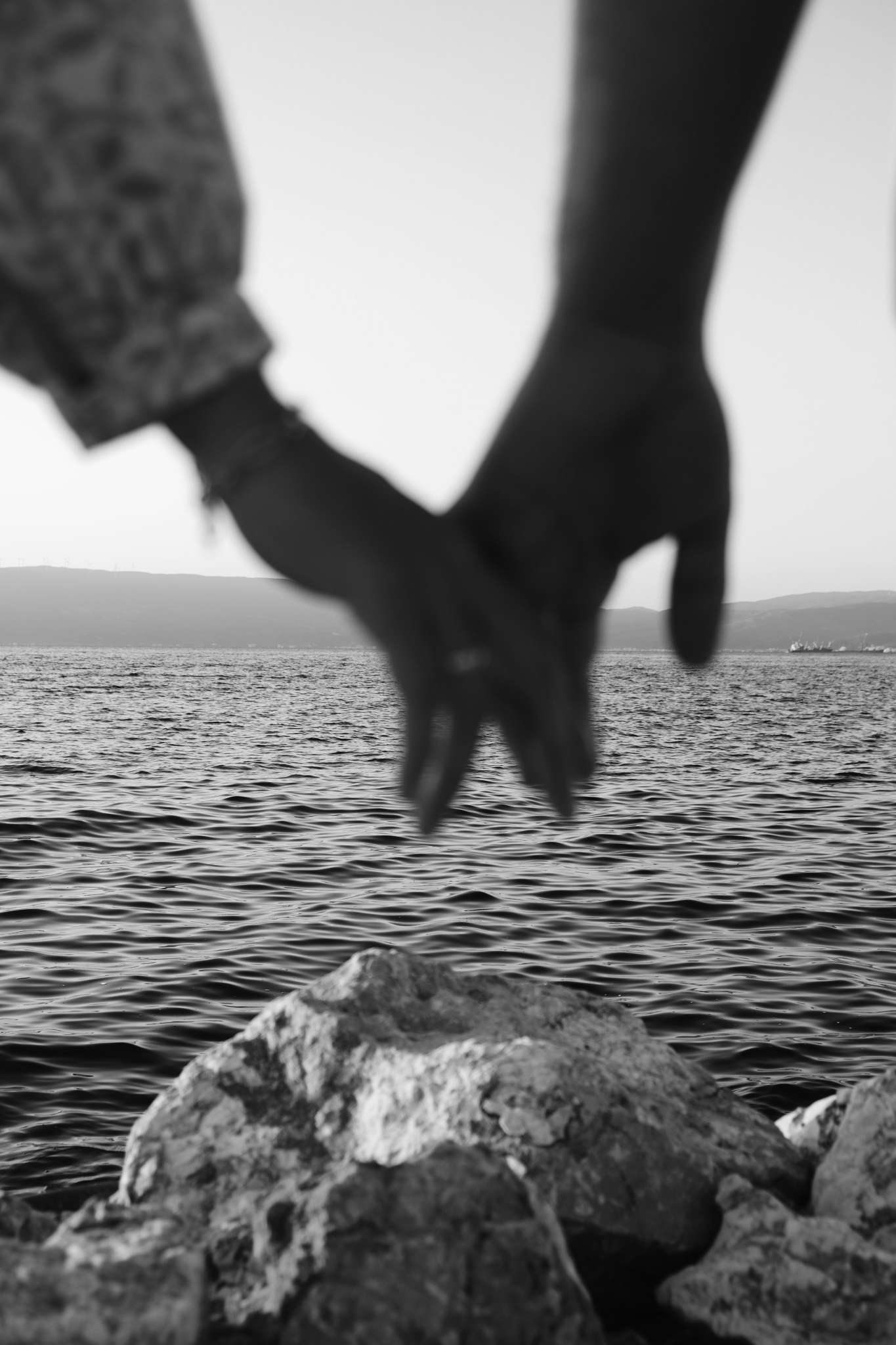Tere y Jose tomados de la mano frente al mar
